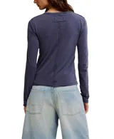 Remera de manga larga color gris oscuro, con cuello redondo y terminaciones al corte. Está confeccionada en una mezcla de algodón orgánico y reciclado, ofreciendo un calce entallado y cómodo.