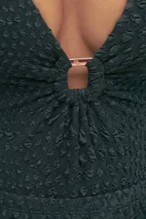 Minifalda de tela de traje de baño color negro con protección UV50. Ideal para usar sobre el traje de baño en la playa o la piscina.