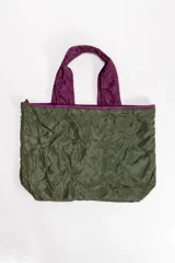 Bolsa de compras plegable de tela liviana en color verde militar, con manijas reforzadas en color violeta.
