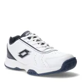 Championes deportivos Lotto de cuero sintético en color blanco con detalles en azul marino. Presentan perforaciones laterales para ventilación, cierre con cordones y suela de goma con diseño texturizado para mayor tracción.