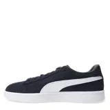Championes urbanos Puma modelo Smash 3.0, color negro con la icónica franja lateral en blanco. Confeccionados en gamuza, cuentan con cierre de cordones y suela de goma blanca.