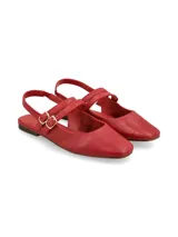Ballerina plana de cuero color rojo, con punta fina, tiras cruzadas en el empeine con hebillas metálicas doradas y tira ajustable en el talón.