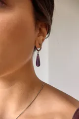 Aros colgantes de acero quirúrgico plateado con dije de piedra natural rosa en forma de lágrima.