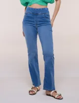 Jegging bootcut de tiro alto confeccionado en denim azul, con cintura ancha elastizada estilo pull-on, bragueta simulada, bolsillos delanteros curvos y corte semi acampanado en las piernas.