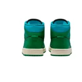Championes Jordan Air Mid 1 de corte medio, confeccionados en cuero sintético, con combinación de colores verde, negro y celeste, entresuela blanca y suela verde.