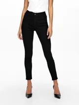 Jean skinny de tiro alto y largo tobillero, color negro denim, confeccionado en denim elástico con cinco bolsillos funcionales.