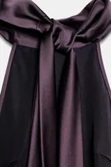 Vestido largo de satén color morado con cuello halter drapeado y espalda descubierta.