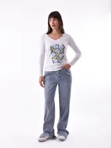 Remera negra de manga larga con escote en V y estampa frontal blanca con diseño de soles y la frase 'Woke Up'.