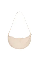Bolso de hombro de tejido color beige, con diseño tipo medialuna, asa larga y cierre de cremallera.