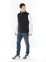 Chaleco negro acolchado Calvin Klein con cierre de cremallera y cuello alto.