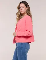 Camperita de tela liviana color beige, de silueta entallada con cuello a la base y abotonadura frontal con botones a tono. Cuenta con dos bolsillos con solapa en el frente, mangas largas con puños abotonados y largo a la cintura.