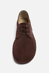Zapato tipo derby color marrón chocolate, de cuero con acabado serraje, forro y plantilla interior de piel y suela ultrafina.