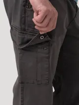 Pantalón cargo color gris oscuro, con corte recto, bolsillos laterales y bolsillos cargo con solapa. Confeccionado en una mezcla de algodón y spandex con tecnología Natural Flex.