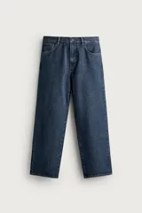 Pantalón jeans de corte regular fit, con pierna recta desde la cadera hasta el tobillo y tiro medio. Confeccionado en denim de algodón rígido con efecto lavado, cuenta con diseño de cinco bolsillos y cierre frontal con botones.