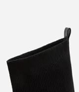 Botas de caña media de tejido de punto acanalado negro, con puntera fina y tacón geométrico.