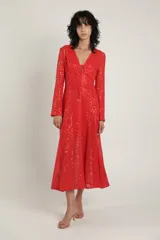 Vestido largo de crochet rojo con lentejuelas, escote en V profundo con detalle de cuerdas en el pecho y manga larga.