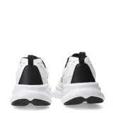 Championes urbanos Umbro modelo Dash, color blanco con detalles en negro. Presentan un diseño moderno con suela de plataforma, logo de la marca en el lateral y lengüeta, y cierre mediante cordones.