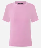 Remera básica de corte ajustado, color rosado, con mangas cortas y cuello redondo. Confeccionada en tejido de ribana lisa.