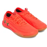 Championes de fútbol sala Under Armour Magnetico Select 4, color naranja vibrante con suela de goma color caramelo. Presenta un diseño de ajuste tipo calcetín con cuello textil, parte superior de piel sintética suave y logo de la marca con detalles gráficos en el lateral.