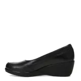 Zapato de cuero color marrón con taco cuña bajo y suela de goma negra. Presenta costuras decorativas en la parte frontal y un diseño de corte clásico.