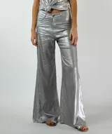 Pantalón blanco de corte palazzo, tiro alto y cintura elástica. Confeccionado en tela ligera con textura.