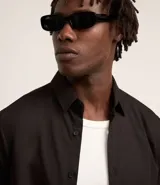 Camisa de vestir marrón oscuro, corte slim, de manga larga y cuello camisero.