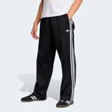 Pantalón Adidas Originals Adicolor Spacer de corte regular, color negro con las clásicas tres tiras blancas a los lados y el logo del trifolio bordado.