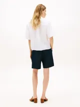 Camisa de manga corta Tommy Hilfiger confeccionada en puro lino blanco, con corte amplio, cuello inglés, hombros ligeramente caídos y un bolsillo de parche en el pecho con el logo bordado.
