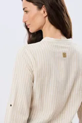 Camisa rayada de manga larga con cuello mao y cierre frontal de botones. Confeccionada en mezcla de lino y algodón.