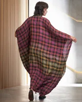 Vestido largo con cuello en V y mangas anchas, confeccionado en tejido de lana y seda a cuadros en tonos fucsia, rojo, verde y amarillo.