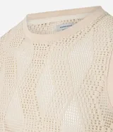 Musculosa de hombre color beige, confeccionada en tejido jacquard con textura cuadriculada. Tiene cuello redondo y corte regular.