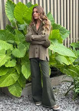 Saco tejido en lana color verde musgo, con cuello y puños bordados a mano.