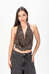 Top halter marrón con escote pronunciado en V y diseño drapeado en el frente.