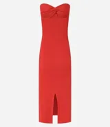 Vestido midi de punto acanalado color rojo, sin breteles, con escote corazón torcido y abertura en la espalda.