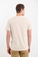 Remera de algodón con cuello redondo y manga corta, de diseño liso con pequeño detalle de etiqueta bordada en el pecho.