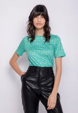 Top de manga corta con estampado de flores retro en tonos celeste y amarillo. Es ajustado al cuerpo y de escote redondo.