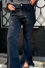 Jean wide leg color negro, de tiro medio-alto, con costuras verticales frontales y tajos en el ruedo.