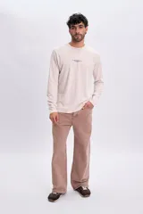 Pantalón de jean de corte ancho y tiro medio, color tostado.