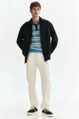 Camisa en sarga suave de mezcla de lyocell y algodón, color verde oscuro, con cuello inglés, bolsillo superior abierto, botones al frente y mangas largas con puños abotonados.