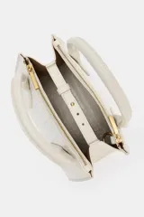 Bolso mini tipo city color crudo con textura tipo piel de cocodrilo. Tiene doble asa de mano y bandolera extraíble.