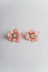 Caravanas de flor de tela color azul celeste, con centro de resina blanca y strass.