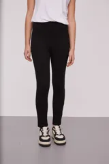 Calza negra de tiro alto con costuras verticales en el frente.