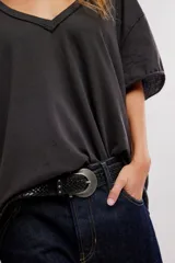 Remera de algodón celeste, de corte oversize con escote en V amplio y mangas cortas caídas.