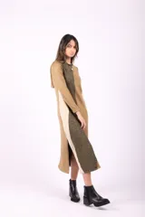 Vestido midi tejido con lurex, corte recto y tajos laterales.