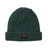 Gorro tipo beanie de tejido acanalado en color verde oscuro, con vuelta en el borde y parche de cuero sintético con logo de la marca Roark en la parte frontal.