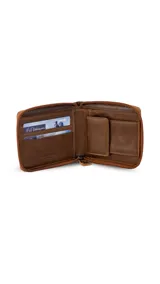 Billetera de cuero marrón oscuro con cierre perimetral. Presenta un detalle de doble pespunte artesanal en el frente y el logo grabado. El interior cuenta con compartimentos para billetes, tarjeteros y un monedero con broche.