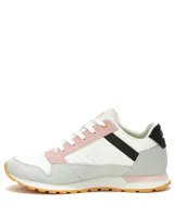 Sneaker Caterpillar modelo Ventura, con diseño multicolor que combina blanco, gris, rosa y detalles en negro. Presenta una suela de goma color caramelo, cierre con cordones y logo de la marca en el lateral y la lengüeta.