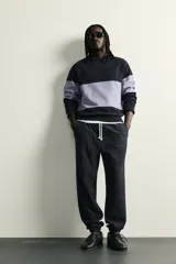 Sweater de punto regular fit, con diseño de rayas horizontales anchas en color gris y blanco, cuello redondo, manga larga y acabados en rib.