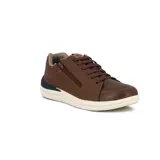Championes casuales de cuero sintético color marrón, con cierre lateral decorativo, cordones al tono y suela de goma blanca con detalle en azul marino.