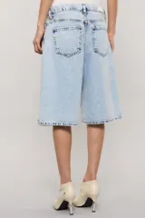 Bermuda de denim de tiro medio y calce holgado, en tono azul claro con proceso de lavado artesanal.